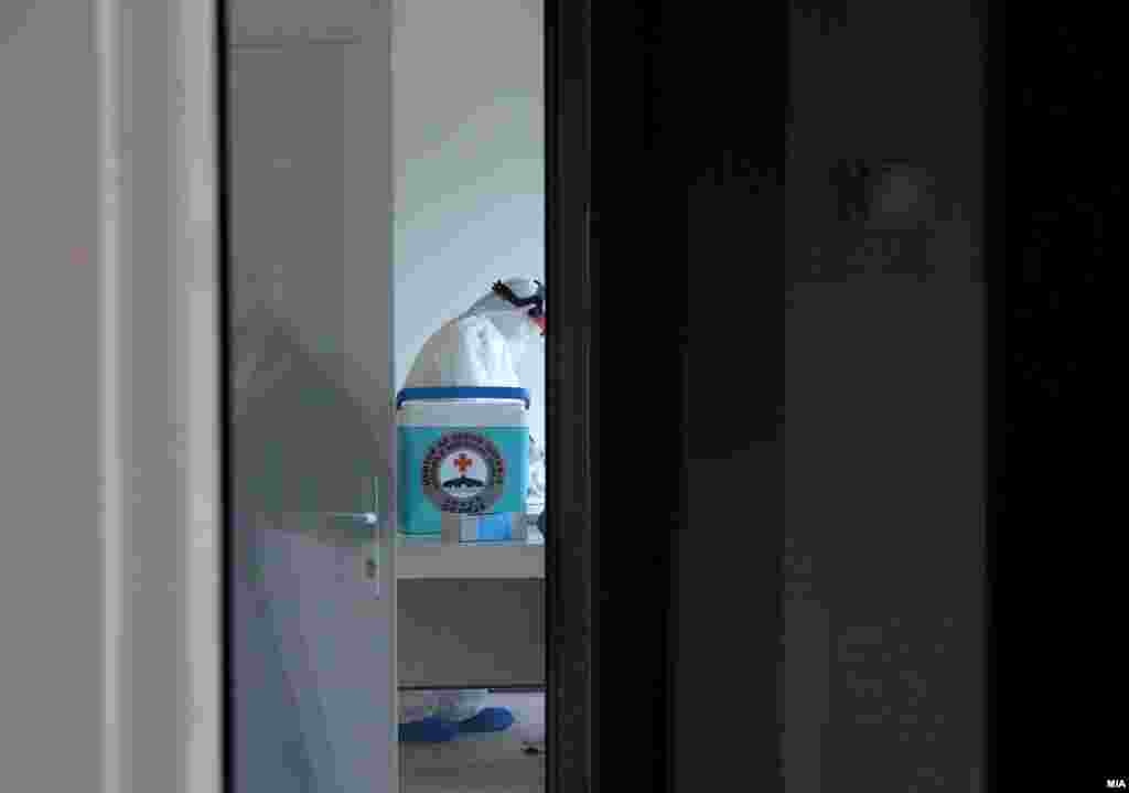 МАКЕДОНИЈА - Министерството за здравство информира дека во изминатите 24 часа регистрирани се 30 нови случаи на коронавирус во земјата. Новозаразени по градови: Скопје 12, Куманово 8, Прилеп 9 и Крива Паланка 1. Со ова вкупната бројка на дијагностицирани пациенти со КОВИД-19 денеска до 12 часот изнесува 384 лица. &nbsp;