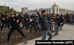 Тынч өтүп жаткан атаандаш митингдин катышуучуларына С.Жапаровдун тарапкерлеринин тобунун кол салуу учуру. "Ала-Тоо" аянты, Бишкек. 09.10.2020.