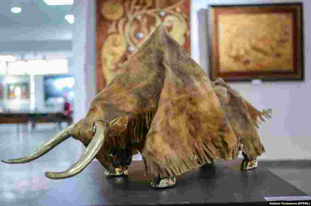 Сүрөтчү Ишенбек&nbsp;Чалановдун териден жасалган "Маңкурт" аттуу эмгеги.