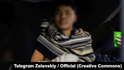 კადრი უკრაინის პრეზიდენტის, ვოლოდიმირ ზელენსკის მიერ ტელეგრამით გავრცელებული ვიდეოჩანაწერიდან, რომელიც, კიევის თანახმად, ასახავს დატყვევებულ ჩრდილოკორეელ სამხედროებს.