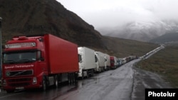 Բեռնատարներ ռուս-վրացական սահմանի Վերին Լարսի անցակետի մոտ, արխիվ