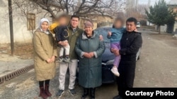 Азамат Нурмат уулу жакындары менен. 2025-жылдын декабры.