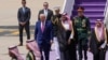 Președintele american Donald Trump e întâmpinat de prințul moștenitor saudit Muhammad bin Salman, la Riad, 13 mai 2025, Terminalul Regal al Aeroportului Internațional Regele Khalid.