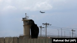 Тисячі людей, які прагнуть залишити Афганістан, продовжують збиратися поблизу аеропорту Кабула