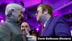 Ырчы Элтон Жондун Эл аралык валюта фондунун бөлүштүрүүчү директору Кристин Лагард менен жолугушуусу. 22-январь, 2018-жыл.