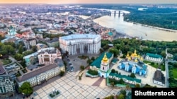 Здание МИД Украины (в центре)