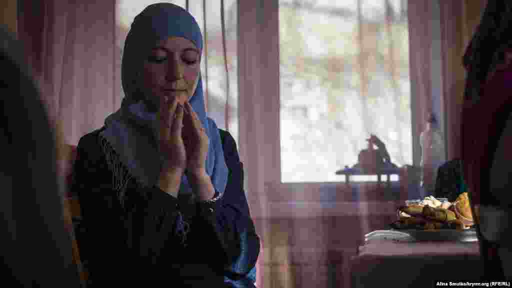 Мер'єм під час молитви. Через рік після арешту чоловіка