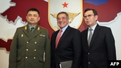 Таалайбек Омуралиев, Леон Панетта и Бусурманкул Таабалдиев, 13 марта. Бишкек.