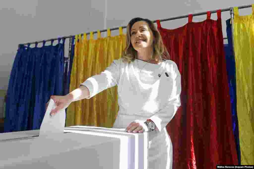 Candidata USR la alegerile prezidenţiale, Elena Lasconi, a declarat că a votat cu gândul şi cu credinţa că „nu ne vor mai face planurile cei din sistem, cu credinţa că orice femeie care va avea curajul să se apere nu va ma fi catalogată ca isterică”.