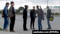 Azatlyk Radiosy bilen anonim şertde gürleşen polisiýa işgäri soňky döwürde okuwçylaryň arasynda jenaýat hadysalarynyň gitdigiçe köpelýändigini boýun aldy. Illýustrasiýa suraty.