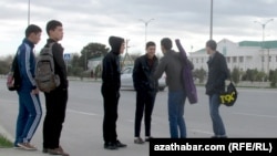 Студенты Ашхабада, сентябрь 2017 (архивное фото)  