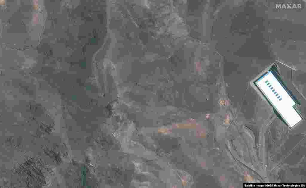 Кратары ды попел на хрыбце комплексу ў Фардо на здымках, зробленых пасьля ўдараў