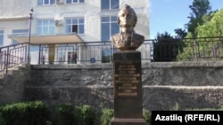 Карасубазар район хакимияте бинасы янында Суворов сыны