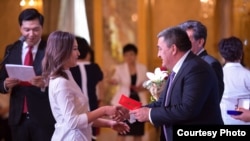 Бишкек мэри бүтүрүүчүлөргө аттестат тапшырууда. 2017-жыл