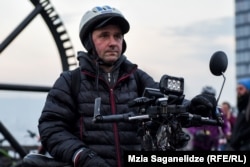 ზაზა სუხიტაშვილი, რომელიც ორწელიწად-ნახევარზე მეტია, თბილისში თითქმის ყოველ დღე მოძრაობს ველოსიპედით, ამბობს რომ ეს ყოველ დღე უფრო და უფრო რთული ხდება: