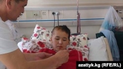 Ооруканада Маликага ата-энеси каралашкан. Анталия шаары. 2017-жыл.