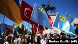 Акція проти збройної агресії Росії щодо України, яку в столиці Туреччини провели українці, турки та кримські татари, 21 травня 2022 року