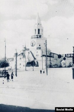 Спасская башня Казанского Кремля. ТАССР написано по-татарски — латиницей