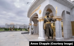 Konstitusiýa binasynyň daşyndaky belli türkmen şahsýetleriniň 27 heýkeliniň biri.