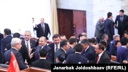 Жогорку Кеңеш депутаттары.