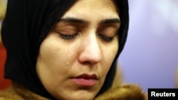 د وقاص ګورايا مېرمن مېشا سيد له خبري کنفرنس وروسته ژاړي