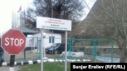 Баткендеги кыргыз-өзбек чек ара бекети. Шаймерден, апрель, 2017-жыл.