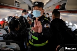 Үрүмчү аэропортунда полиция кызматкерлери учакка кирип, "Рейтер" агенттигинин кабарчыларын терминалга биринчилерден болуп чыгарып кеткен. 5-май, 2021-жыл