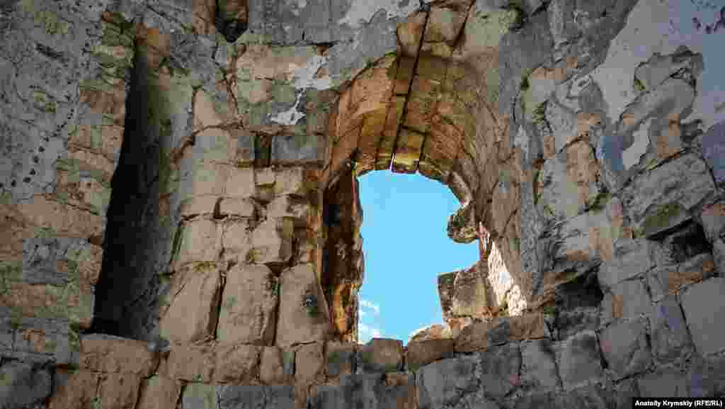 Стіни Сюйреньської фортеці товсті &ndash; 2,5 метра. Інформація про загальну довжину стін різниться від джерела до джерела &ndash; від 92 до 110 метрів. Висота &ndash; майже 5 метрів. &nbsp; Найтовстіші кам'яні стіни фортеці тягнуться від східного до західного обриву і змикаються під тупим кутом, перетинаючи мис впоперек. З інших сторін Куле-Бурун був надійно захищений багатометровими стрімкими урвищами