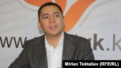 Кыргызстандын премьер-министринин милдетин аткаруучу, биринчи вице-премьер Өмүрбек Бабанов "Азаттык" үналгысынын Бишкектеги студиясында. 13.10.2011. 