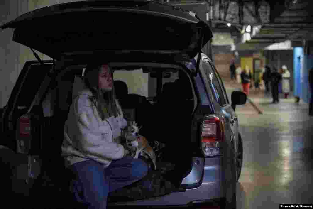 Львів'яни були змушені провести ніч проти 5 жовтня у сховищах чи підземних парковках, Львів, 5 жовтня 2025 року.Армія РФ випустила по Львову та області 78 БпЛА та 12 ракет, зокрема Х-101/Калібр і «Кинджали»