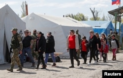 "Азовсталь" заводунан эвакуацияланып жаткан украиналыктар.