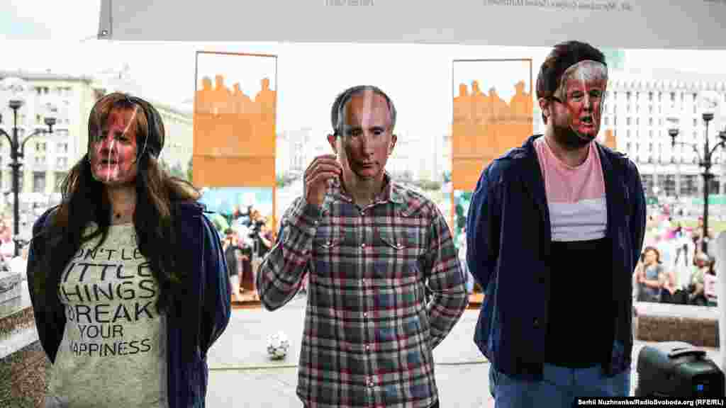 63-й день голодовки. В тот же день, в рамках акции &laquo;Let's Unite Our Efforts&raquo; (&laquo;Давайте объеденим наши усилия&raquo;) прошел политический перформанс. Активисты надели маски президента США Дональда Трампа, канцлера Германии Ангелы Меркель, российского президента Владимира Путина, и режиссера Олега Сенцова