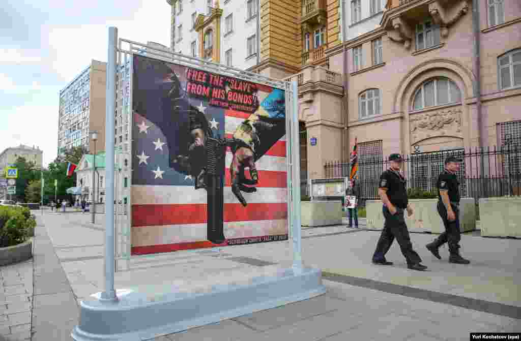 Россия тоже троллит посольства стран Запада. На этом снимке изображён знак у здания дипломатического представительства США в Москве, июнь 2024 года