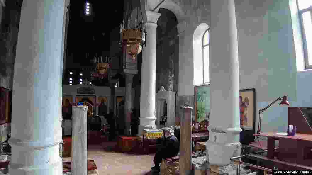 Давня кам'яна кладка на диво гармонійно поєднується з мармуровими колонами. Сонячне світло пробивається з низки круглих вікон: це і є старовинна частина храму. Справа можна побачити традиційні вікна &ndash; це прибудова (притвор), яка з'явилася тільки в 19-му столітті