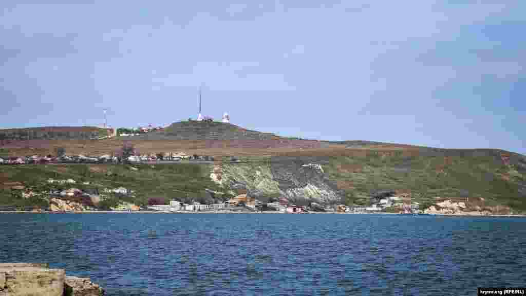 Küneş deñiz dalğalarını yarıqlatıp, olarğa altın sepe. Yel quru otlarnı dalğalata, sıcaq ava yerden köterilip, taze deñiz avasınen qarışa. Çağalalar seslene, boldurıp, olar qaya taşlarğa qona