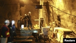 Кумтөр алтын кениндеги жумушчулар, 1-июнь, 2011.
