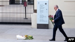 Прэм’ер-міністар Аўстраліі Энтані Альбанэзэ прынёс кветкі на месца гібелі людзей, 15 сьнежня 2025 году