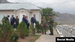 Кыргызстандын жана Тажикстандын атайын кызматтарынын жетекчилери Камчыбек Ташиев менен Саймумин Ятимов. Сүрөт социалдык тармактардан алынды.