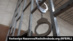 Наручники в зале суда. Иллюстративное фото. 
