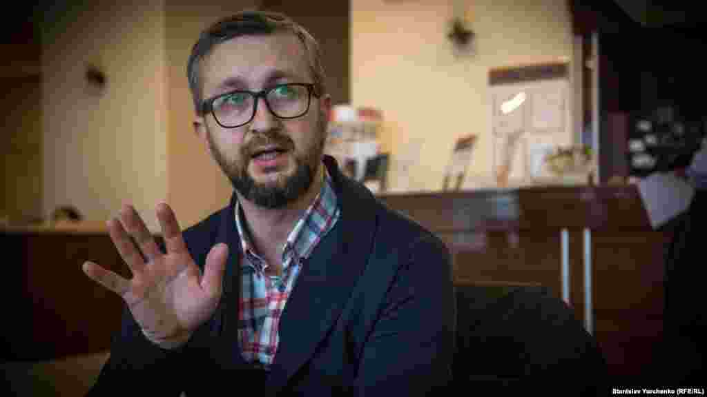 2018 senesi noyabr ayında Rusiye FSBsi Qırımğa qaytqan qırımtatar milliy areketiniñ faali Nariman Celâlnı tuttı. O, FSB hadimleriniñ diqqatını Qurultaynıñ 100 yılı pulı, Qırım işğali kitabı, Qırımtatar Milliy Qurultayı konferentsiyasından bloknotları celp etti. Bundan ğayrı, FSB hadimleri Nariman Celâlnıñ cep telefonını teşkerdi