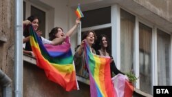 Млади хора развяват знамена в подкрепа на София прайд