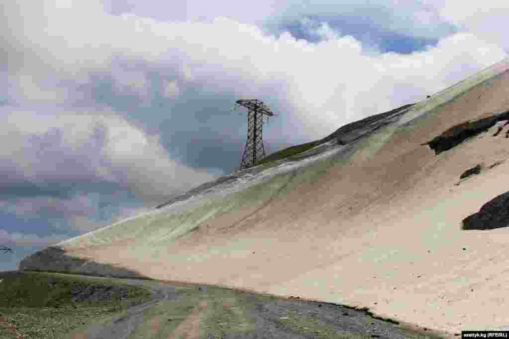 Каждая из таких опор, в пустынных горах кажутся оплотом цивилизации и прогресса. 