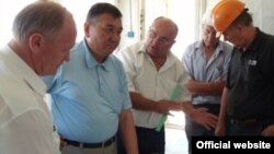 Навоий кон-металлургия комбинати бош директори Қувондиқ Саноқулов ўз ëрдамчилари билан.