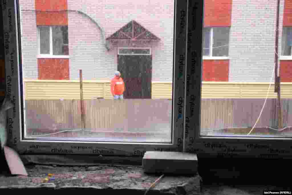 "По документам всё у нас было вполне официально. В марте 2014 года мы заключили с застройщиком договоры долевого участия в строительстве. Как положено, зарегистрировали их в Росреестре. Оставалось ждать, - рассказывает Лилия Антропова. - Когда подошел срок сдачи дома, мы созванивались с Кунаевым, приезжали к нему в офис на переговоры. Он жутко извинялся, говорил, задержка вышла, потому как у него якобы украли деньги. Соседям он озвучивал не менее нелепые причины. Всех убеждал, что скоро всё достроит, все необходимые материалы закуплены, нужны считанные дни, чтобы покрыть крышу&nbsp; и закончить с внутренней отделкой. Тревогу мы забили, когда кто-то из соседей выехал на стройку с экскурсией и сообщил, что строители там уже давно не появляются".