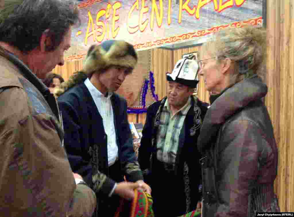 Мургабдан келген фестивалдын катышуучулары Нусратилла Нуридинов, Сулайман Олжочиев жана "Кыргыз аты" корунун жетекчиси Жаклин Рипар&nbsp; 