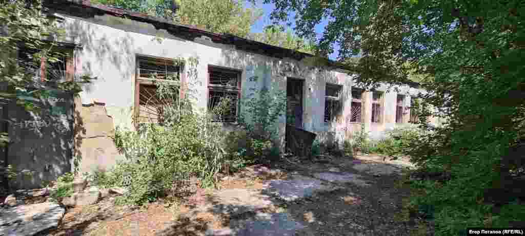 По пути встречаются заброшки, словно очутился в постапокалиптическом мире