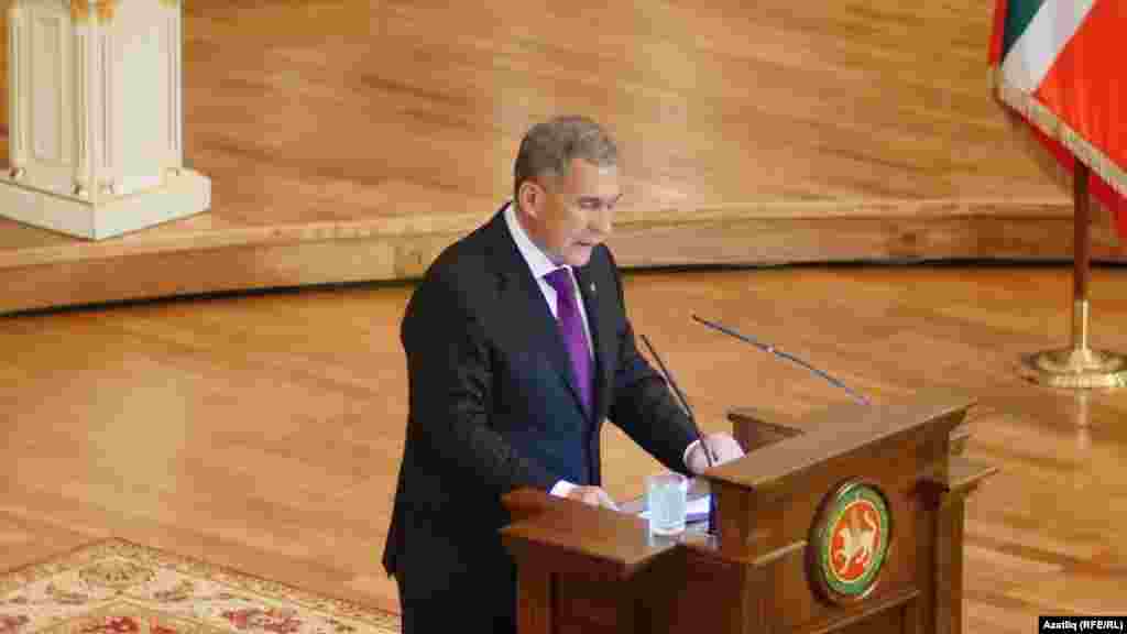 Татарстан президенты Рөстәм Миңнеханов чыгыш ясый