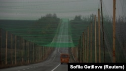 Дорога біля Слов'янська, захищена антидроновими сітками, 27 жовтня 2025 року