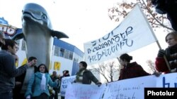 Armenia -- Protest action in front of the Dolphinarium before the opening ceremony, Yerevan , 24Dec2010