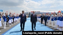 Қазақстан президенті Қасым-Жомарт Тоқаев Астанаға келген Қытай басшысы Си Цзиньпинді әуежайдан қарсы алған сәт. Астана, 2025 жылғы маусым.